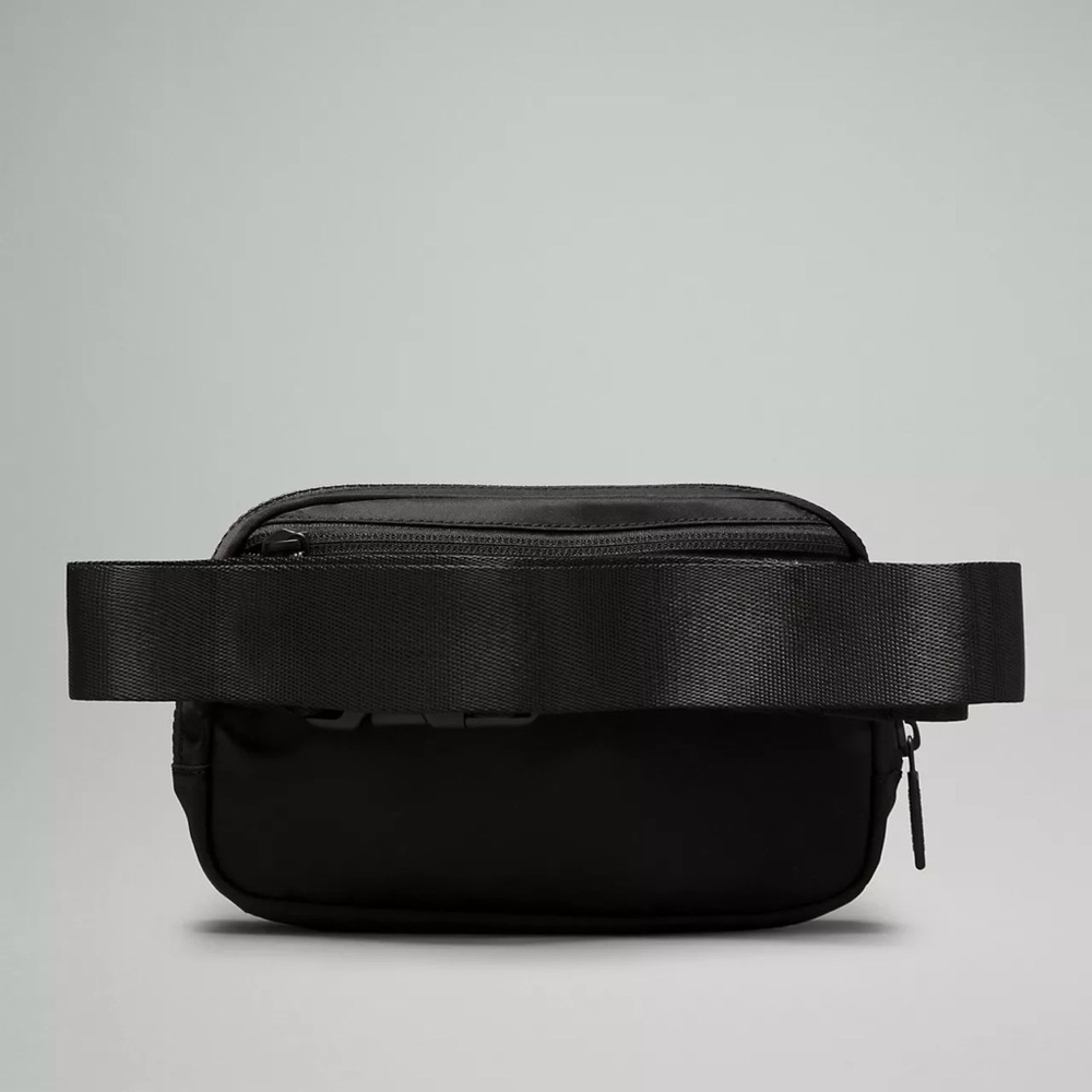 Lululemon Black Everywhere Belt Bag 1L - Picture 2 of 6